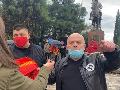  OKUPLJENI ISPRED SKUPŠTINE ZA MONDO: ZA CRNU GORU I U RAT AKO TREBA 