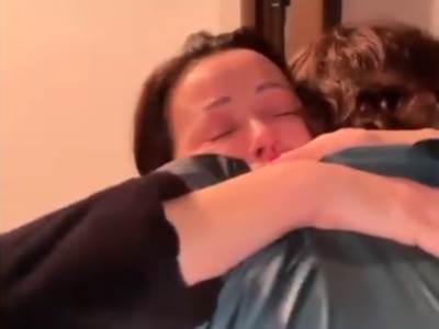  EMOTIVNI SUSRET MAJKE I SINA NAKON NEKOLIKO MESECI: Srpska voditeljka u suzama, nije mogla da veruje 