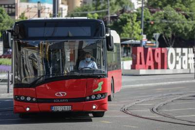  HAOS U AUTOBUSU GSP-A: Dve žene se potukle, čovek jednu od njih gurnuo kroz otvorena vrata 