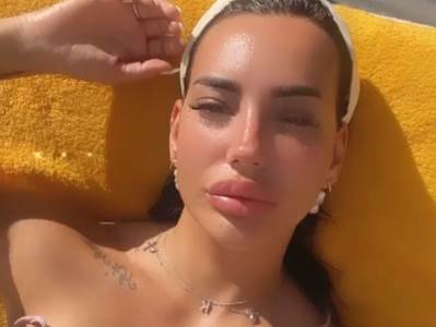  BRETELICE SPUŠTENE, GRUDI U KRUPNOM PLANU: Vreli kadrovi seksi Kaće Grujić iz Dubaija! (FOTO) 
