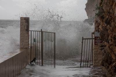  BUDVA: TALASI ODNIJELI BALERINU 