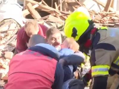  DRAMA U PETRINJI, OCA I SINA IZVUKLI IZ RUŠEVINA U PROGRAMU UŽIVO: Spasioci ih pred kamerama odneli u bolnicu! (VIDEO) 