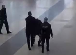  ŠOK SNIMAK IZ TRŽNOG CENTRA U BiH: Obezbeđenje na silu izbacuje penzionera iz objekta (VIDEO) 