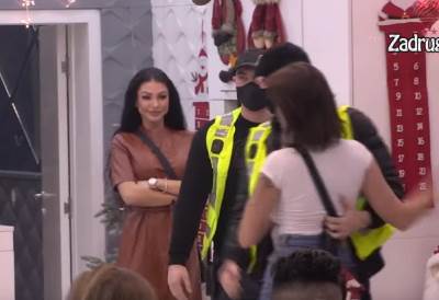  NISAM JA KRIVA ŠTO STE I TI I MAMA PROSTITUTKE: Aleksandra krenula da BIJE Maju, obezbeđenje je jedva zadržalo! (VIDEO) 