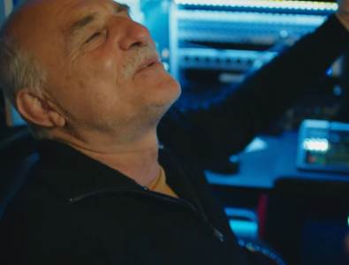  GENIJALNO: Poslušajte naslovnu numeru nove domaće serije - Lazar Ristovski propevao za "Drim tim"! ( 