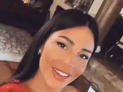  VEĆ SPREMNA ZA PONOĆ: Anastasija u crvenoj čipki i u raskoši čeka Novu godinu! (FOTO) 