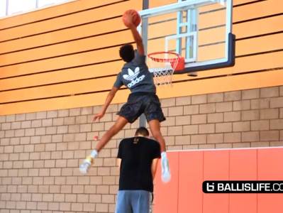  FMP SE DOGOVORIO SA "BEJBI VESTBRUKOM": On prosto leti po terenu, "uništava" obruče zakucavanjima! (VIDEO) 