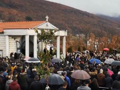  TUŽAN PRIZOR NA GROBLJU U POSUŠJU: Na stotine ljudi došlo da se oprosti od Mirele, stradale u "vikendici smrti" (VIDEO) 