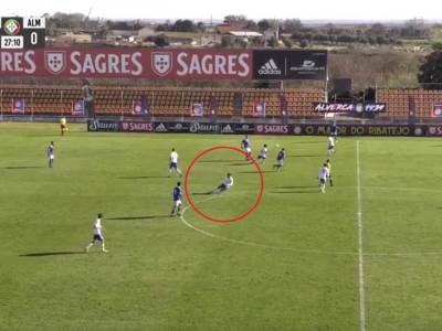  UZNEMIRUJUĆI SNIMAK - SRUŠIO SE NA MEČU PA GA OŽIVLJAVALI: Igrači prekinuli meč i zajedno se pomolili (VIDEO) 