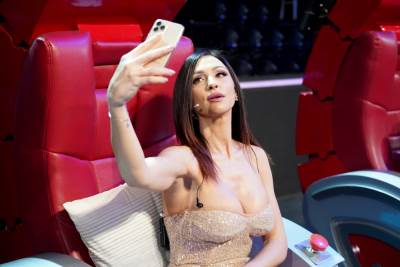  SVI GLEDALI U LJUPKINE GRUDI: Pjevačicin dekolte podigao temperaturu u studiju! Zadrugarima nije bil 