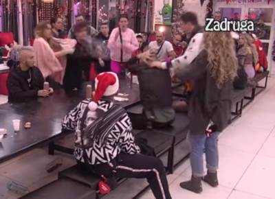  LETELE FLAŠE NA SVE STRANE: Fran i Cvele u žestokom sukobu, zadrugari ih jedva razdvojili! Pljuštale psovke! (VIDEO) 