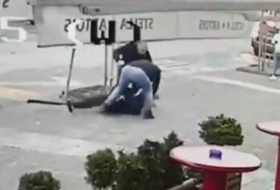  JEZIV SNIMAK NASILJA IZ ŠAPCA ZGROZIO JAVNOST: Krvnički tukli muškarca dok je ležao na ulici, polomili mu nogu! (VIDEO) 