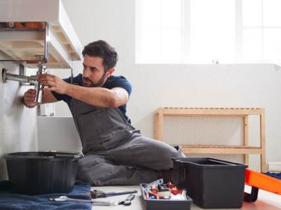  vodoinstalater-zapusen-odvod-cevi-slavina-curi-masina-za-ves-ispusta-vodu 