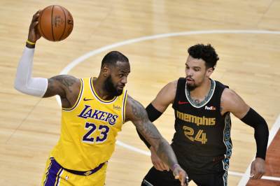  LEBRON POGAĐAO KAD JE BILO NAJVAŽNIJE: Lejkersi jedva, San Antonio umalo prokockao +24 protiv Klipersa (VIDEO) 