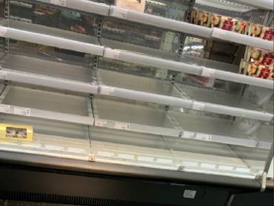  OPUSTOŠENI RAFOVI U VELIKOJ BRITANIJI: Građani panično skladište namirnice, opšta pomama za hlebom i toalet papirom! 
