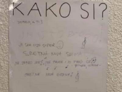  MALI ZNAK PAŽNJE U OVIM LUDIM VREMENIMA: Poruka koja je osvanula u hodniku zgrade, oduševila ceo reg 