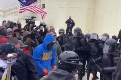  HAOS U VAŠINGTONU: Trampove pristalice jurišaju na Kapitol! Probili barikade, policija ih odbija pendrecima i suzavcem 