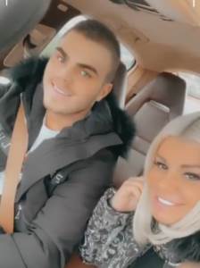  DARA BUBAMARA BADNJI DAN PROVELA SA DEČKOM: Vožnja po gradu u skupocenom automobilu, pevačica sve podelila! (FOTO) 