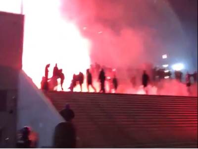  LETELE BAKLJE, ČULE SE EKSPLOZIJE, POLICIJA MORALA DA REAGUJE: Navijači u Marseju hoće puč, besni su na rukovodstvo! 