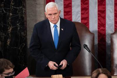  PENS OKRENUO LEĐA TRAMPU? Predsednik ga zamolio jednu stvar, on odbio i to u presudnom trenutku 