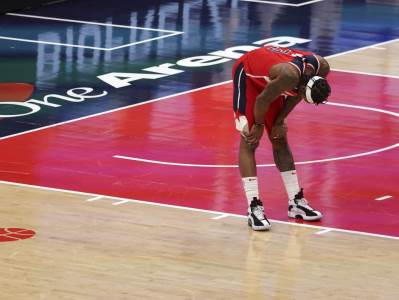  bredli-bil-odbrana-vasingtona-najgora-u-nba-ligi-parkirani-automobil 