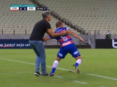  MA GDJE SI POŠAO, DOĐI OVAMO! Trener se zaigrao i faulirao protivničkog igrača! (VIDEO) 