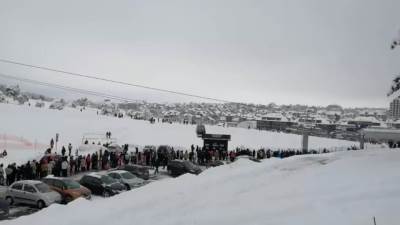  NEPREGLEDNE KOLONE NA ZLATIBORU: Ljudi čekaju satima u redu za gondolu, ne smeta im ni visoka cena v 