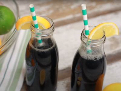  NAPITAK KOJI JE ZALUDEO SVET, LEČI MAMURLUK I TOPI SALO: Kako se pravi crna limunada i šta je njen " 