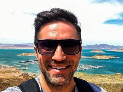  NAKON SKANDALA SA BIVŠOM, SRPSKI VODITELJ POBEGAO U AMERIKU I OŽENIO SE: Isplivala fotka sa venčanja! Mlada blista FOTO 