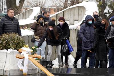  ČETRDESET DANA OD SMRTI DŽEJA RAMADANOVSKOG: Porodica i prijatelji neutješni na Novom groblju (FOTO) 