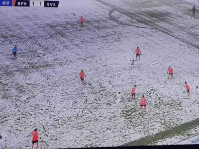  CIRKUS U TURSKOJ, TIM SE KAMUFLIRAO NA SNEGU: Na slici su igrači dve ekipe, ali se jedan tim NE VIDI 