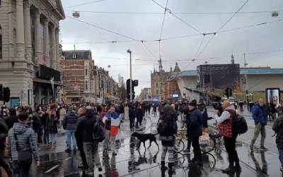  HAOS NA ULICAMA AMSTERDAMA ZBOG NOVIH MERA: Vodenim topovima na demonstrante, NIKO nije nosio masku! 
