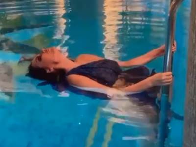  CECIN VIDEO OD KOG ZASTAJE DAH ZAPALIO INTERNET: U haljini ušla u bazen i sve oduševila! Pišu joj da je boginja (VIDEO) 