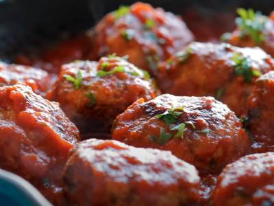  RUČAK KOJI ĆE OBOŽAVATI CELA PORODICA: Sočne ćufte u sosu od paradajza, savršene i sutradan kad ih p 