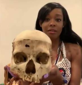  KUPILA LOBANJU DEVOJČICE PREKO INTERNETA: Pevačica zgrozila javnost, pa otkrila da li je pojela MRTVU MAČKU! (FOTO) 