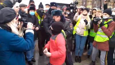  POLICIJA TUČE I HAPSI DECU: Protesti širom Rusije zbog Navaljnog, pritvoreno preko 200 ljudi, izašli 