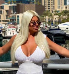  SVI GLEDAJU U DARIN DEKOLTE: Tesna haljina istakla pevačicine obline! Ovako uživa u Dubaiju! (FOTO) 