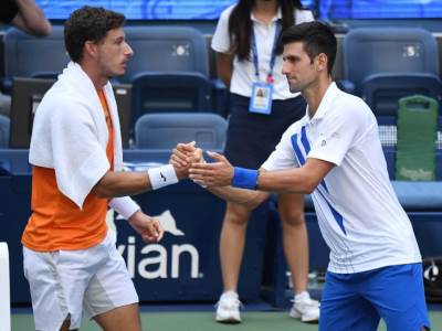  novak-djokovic-australija-karantin-melburn-karenjo-busta-odbrana-zapusio-usta-kriticarima 