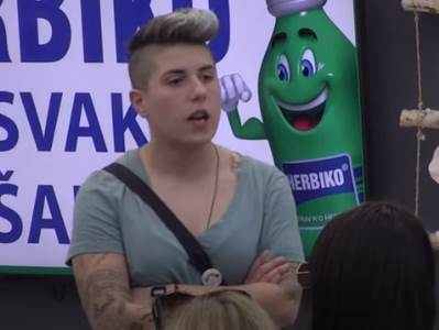  SMUVALA ME JE, KUPILA MI JE 101 RUŽU: Matora pred svima otkrila koliko je bila u vezi sa Minom! (VIDEO) 