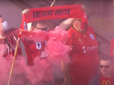  U ADELEJDU PUN STADION, A NOVAKA NAPADAJU ZBOG BALKONA: 9.000 navijača na meču, a bilo je i bakljade! 
