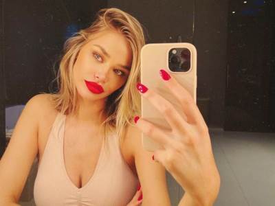  DUGI NOKTI, CRVENI RUŽ I USKA DEKOLTIRANA BLUZA: Sofija Milošević u neviđenom izdanju! Komentari PLJUŠTE! (FOTO) 