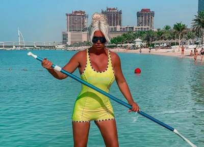  DARA BUBAMARA NA DASCI POKAZALA ŠTA UME: U uskom odelu istakla figuru o kojoj BRUJE MREŽE! (FOTO) 