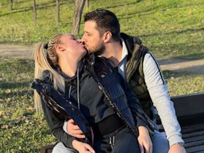  PAO I POLJUBAC NA KLUPICI: Luna u porodičnoj šetnji sa Gagijem i Markom - svi joj gledaju u stomak!  