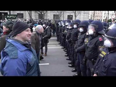  INCIDENTI U BEČU: Protivnici korona mjera probili policijski kordon! Pljuvali i vrijeđali prolaznike 