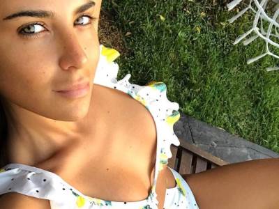  MESECIMA JE ŠTEDELA DA GLEDA VOLJENI TIM: Danas je žena poznatog fudbalera i gori na Instagramu! (FOTO) 