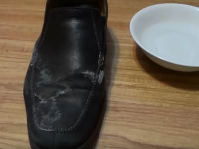  TRIK ZA KOJI MALO KO ZNA NIŠTA NE KOŠTA, A NEVEROVATNO JE KORISTAN ZIMI: Kako ukloniti bele tragove sa obuće 