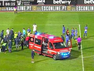  MUČNA POVREDA, HITNA POMOĆ UŠLA NA TEREN, SVI PLAČU: Jezivi snimci stižu nam iz Portugala, pao direktno na glavu (VIDEO) 