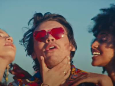  PROZIVAJU GA DA JE GEJ, LAKIRA NOKTE I NOSI SUKNJE: Kažu da je prljav, a žene otkidaju na njega! (FOTO) 