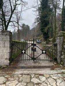  MCP: Oskrnavljen cetinjski manastir 