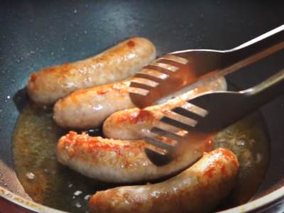  ZBOG OVIH GREŠAKA VAM KOBASICE PUCAJU I PRSKAJU: Kuvar otkrio 6 trikova kako bi uvek bile sočne i reš, zapamtite ih! 